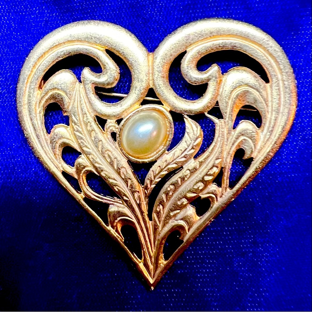 Vintage Venue USA Faux Pearl Gold Tone Open Work Heart Brooch Pin.